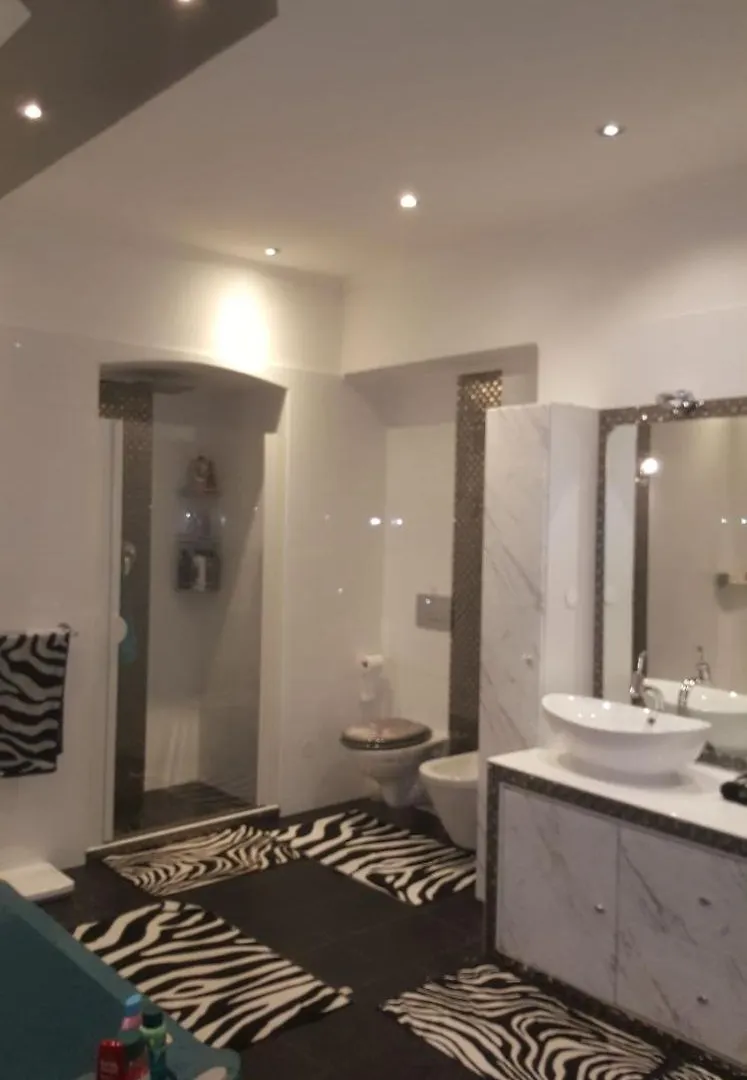Grosse Wohnung Naehe Zentrum Wien Lägenhet